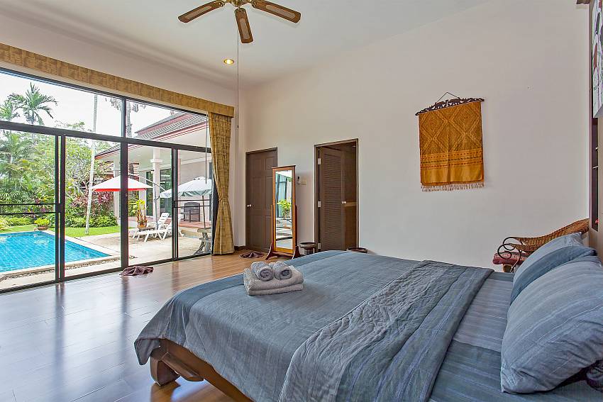 1. king size bedroom with pool access in pattaya Villa Klasse