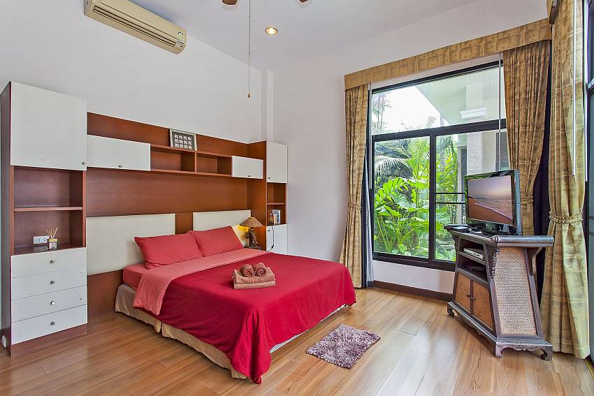 1. guest bedroom with tv and queen-size bed in pattaya Villa Klasse