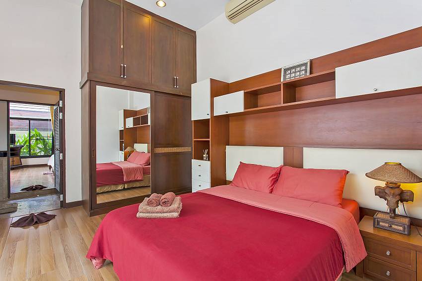 1. quest bedroom with queen-size bed at Villa Klasse in east pattaya