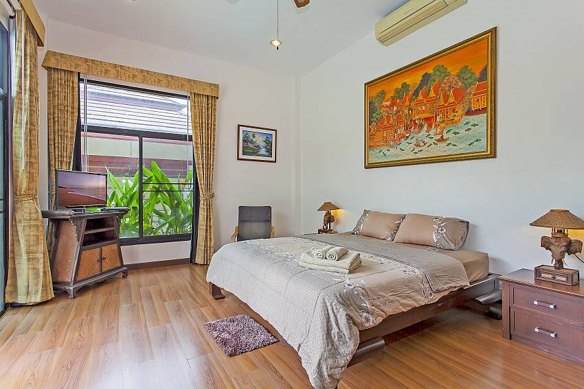 2. guest bedroom with kingsize bed and tv in pattaya Villa Klasse