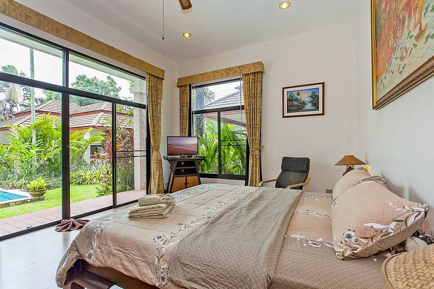 3. bedroom with king-size bed and garden view at Villa Klasse pattaya