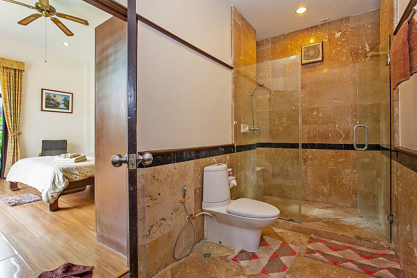 2. bathroom is shared between 1. and 2. guest bedroom in pattaya Villa Klasse