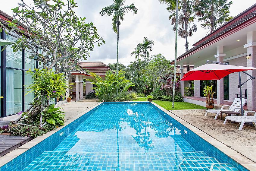 Refreshing pool with sun beds in pattaya Villa Klasse