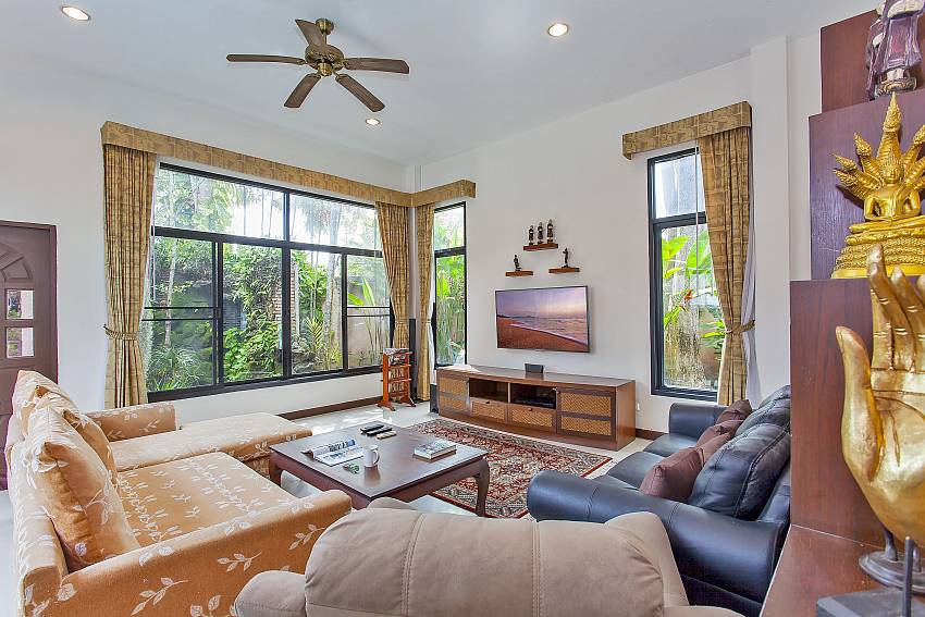 Living room with tropical garden view at Pattaya Villa Klasse