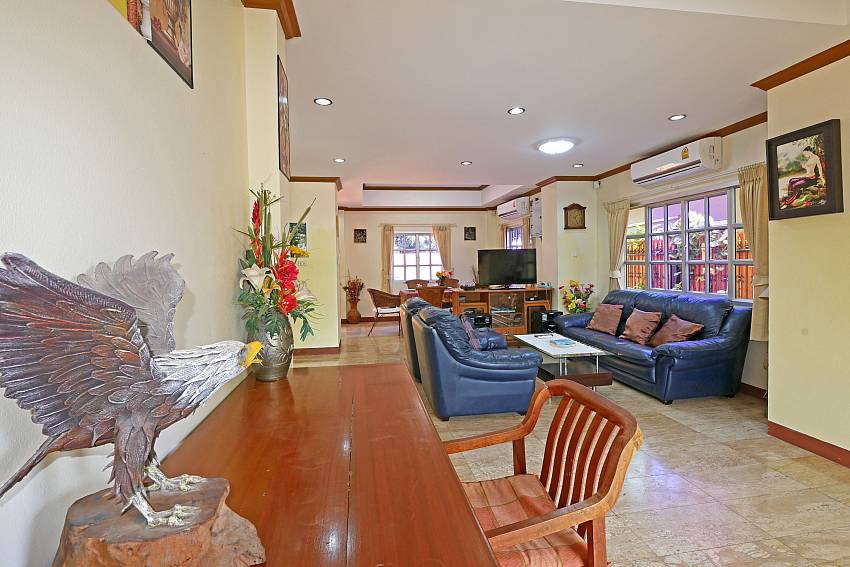 open plan living with desk in Villa Amiya south pattaya