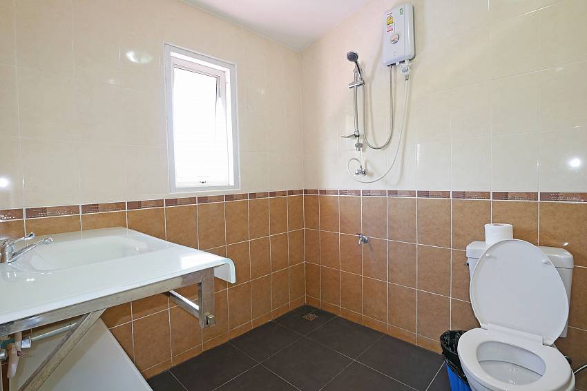 2. en-suite bathroom at Villa Amiya in south pattaya