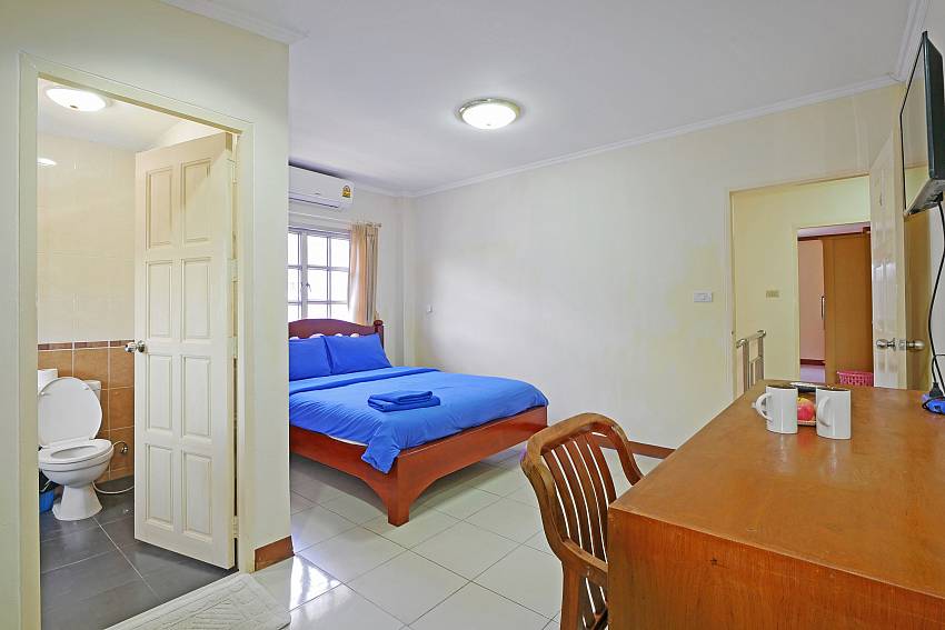 1. guest bedroom with desk and en-suite bathroom Villa Amiya Pattaya