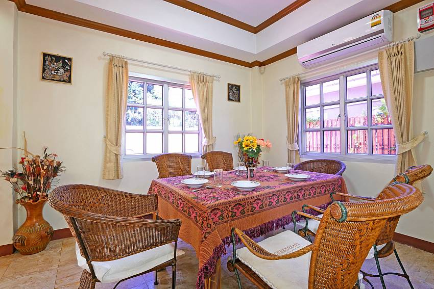 6 seat dining table at Jomtien Villa Amiya south pattaya