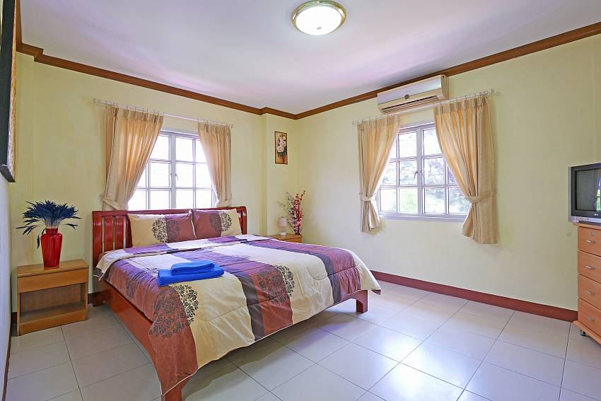 3. guest bedroom with king-size bed at Villa Amiya in Jomtien Pattaya