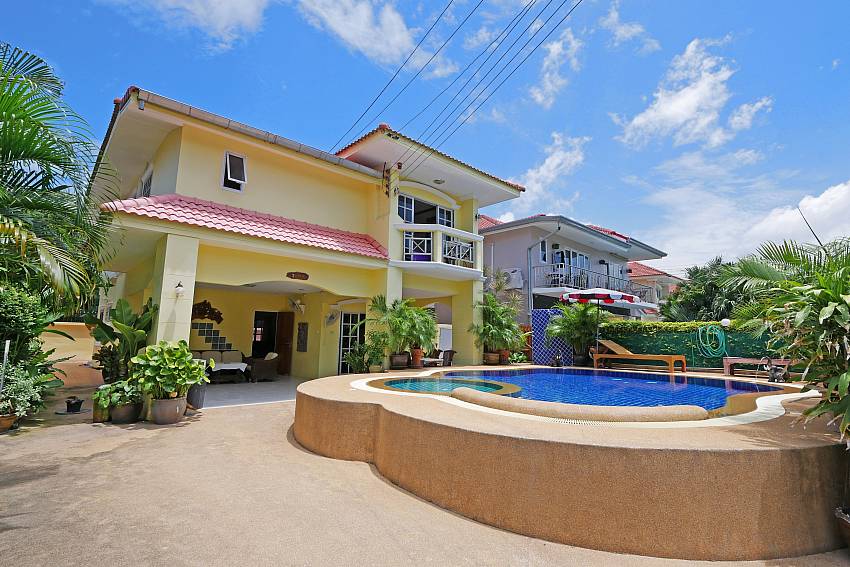 Pattaya Villa Amiya provides inside and outside plenty of space 