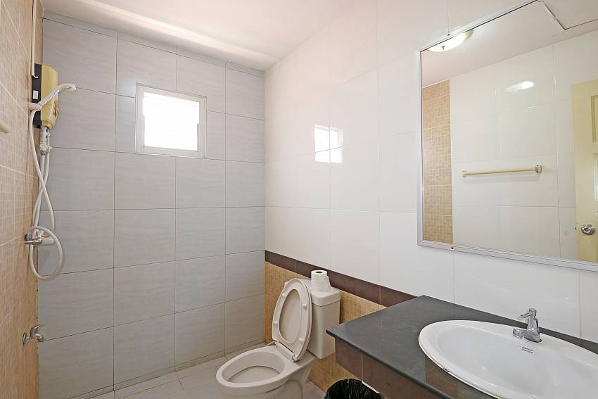 3. en suite bathroom at South-Pattaya Villa Amiya in Jomtien
