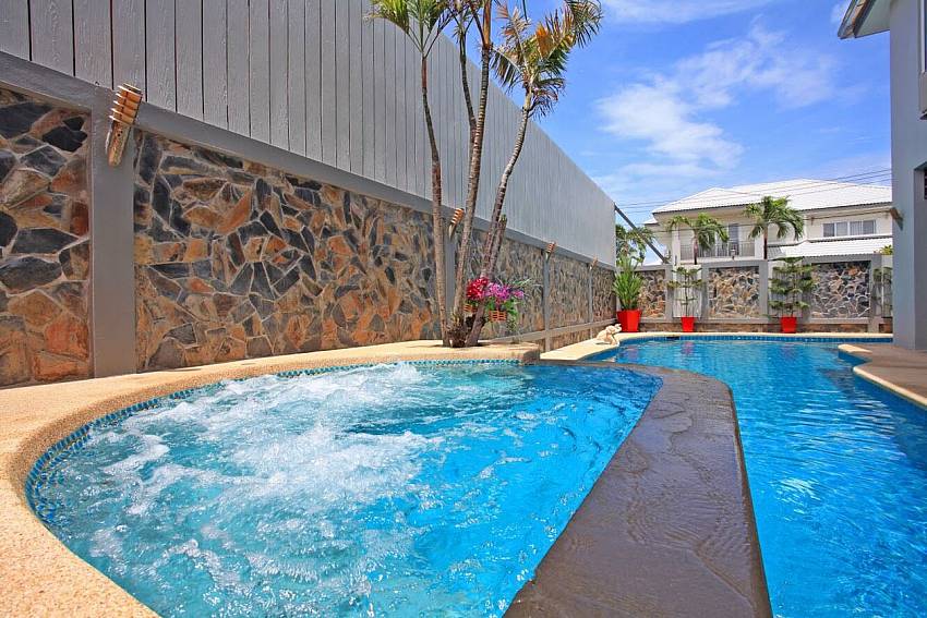 Baan Morakot | Modern 5-Bedroom villa with Large Pool near Jomtien Beach