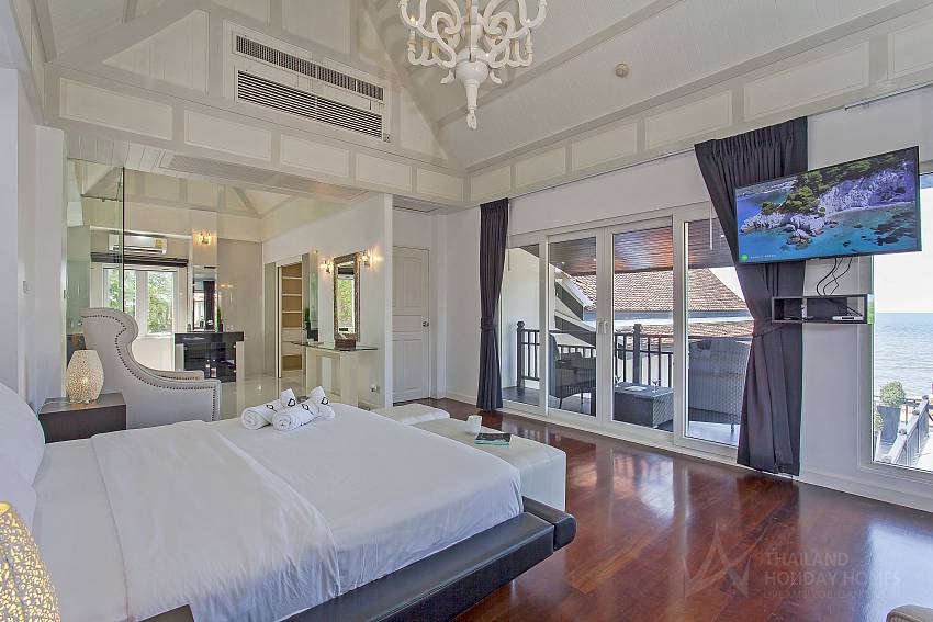 Black Swan Villa | 5-Star Luxury Beachfront Villa with 6 Bedrooms in Jomtien