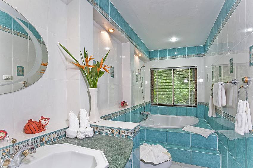 Second Bathroom-patong-hill-estate-3_3-bedroom_shared-pool-villa_patong_phuket_thailand