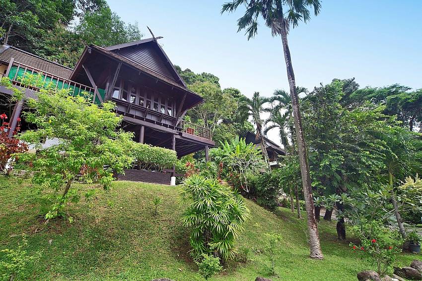 Peaceful Tropical Gardens-patong-hill-estate-3_3-bedroom_shared-pool-villa_patong_phuket_thailand