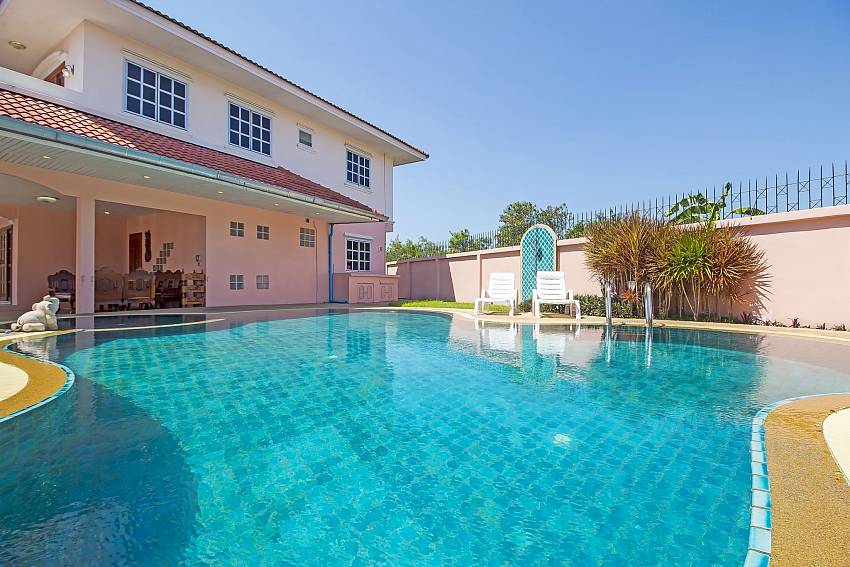 Villa Loma | 4 Bedrooms Large Pool Villa near Jomtien Beach