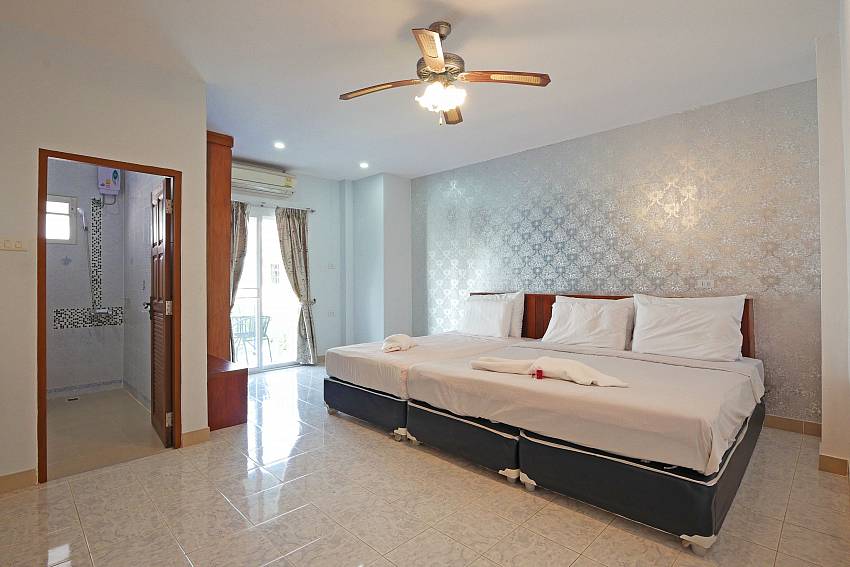 Villa Sunshine | 7 Bedroom Villa sleeps 17 in Jomtien Beach