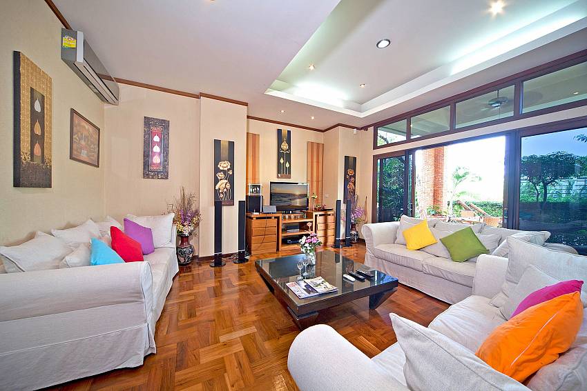 Comfortable master Living Room Of Baan Suay Tukta