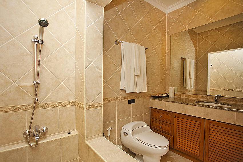 Bathroom_view-talay-villa_2-bedroom-villa_private-pool_jomtien_pattaya_thailand