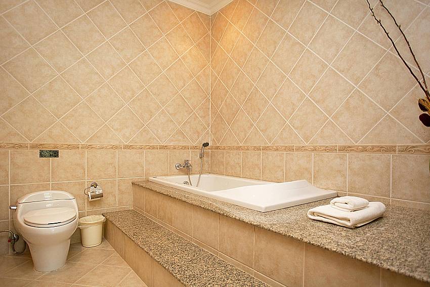 Main Bathroom_view-talay-villa_2-bedroom-villa_private-pool_jomtien_pattaya_thailand