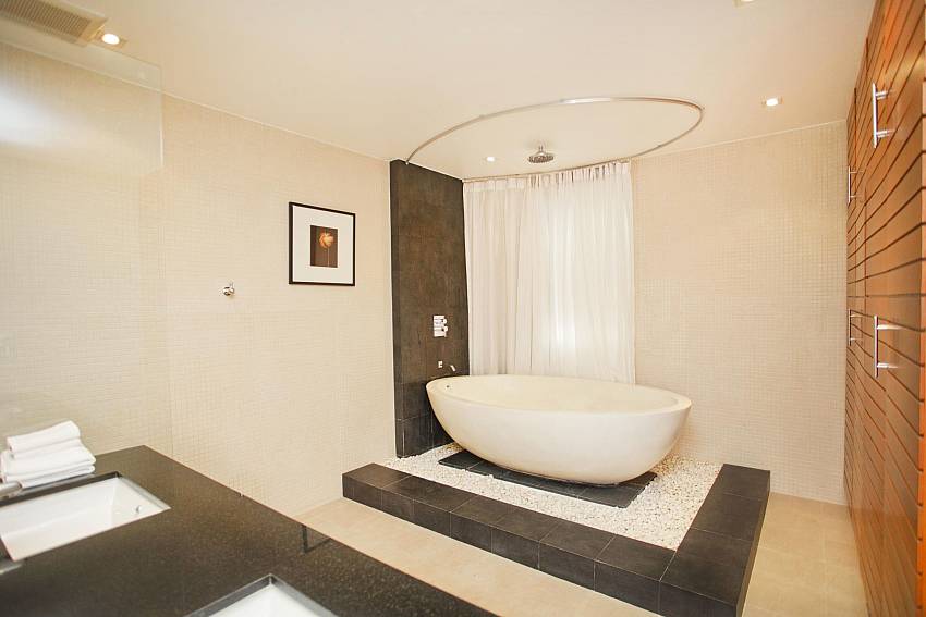 Master Bathroom_diamond-villa-duplex-no.216_2-bedroom_private-pool_bang-tao_phuket_thailand