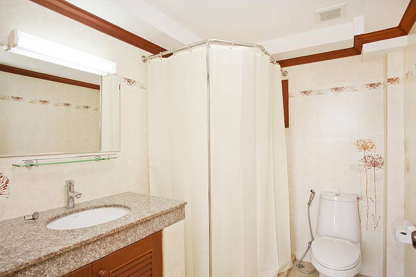 Bathroom 2_baan-sang-dow_2-bedroom-villa_communal-pool_ban-chong-beach_krabi_thailand