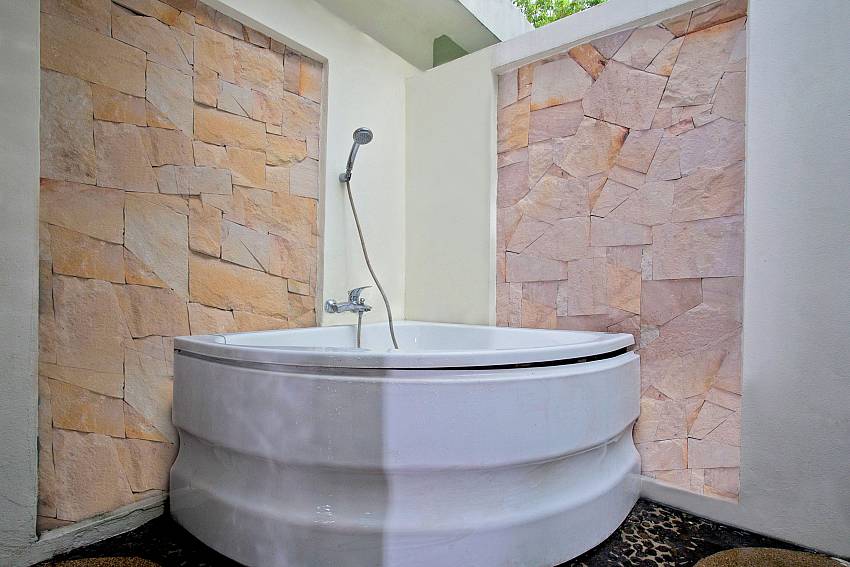 Outside Bath_bamboo-villa-p11_3-bedroom_private-pool_koh-samui_thailand