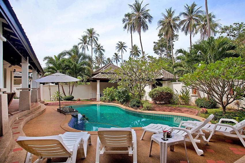 Sundeck and Pool_bamboo-villa-p11_3-bedroom_private-pool_koh-samui_thailand
