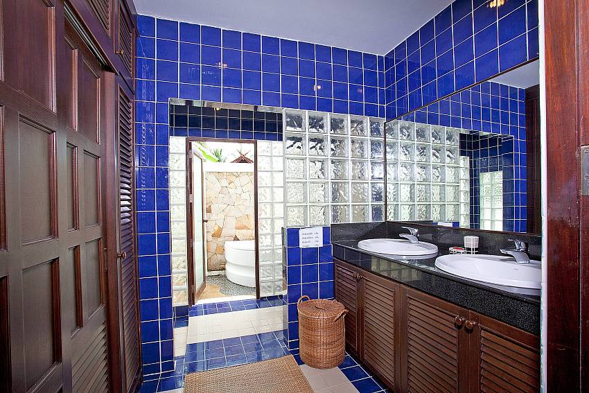 Main Bathroom_bamboo-villa-p9_4-bedroom-villa_bang-po-beach_koh-samui_thailand