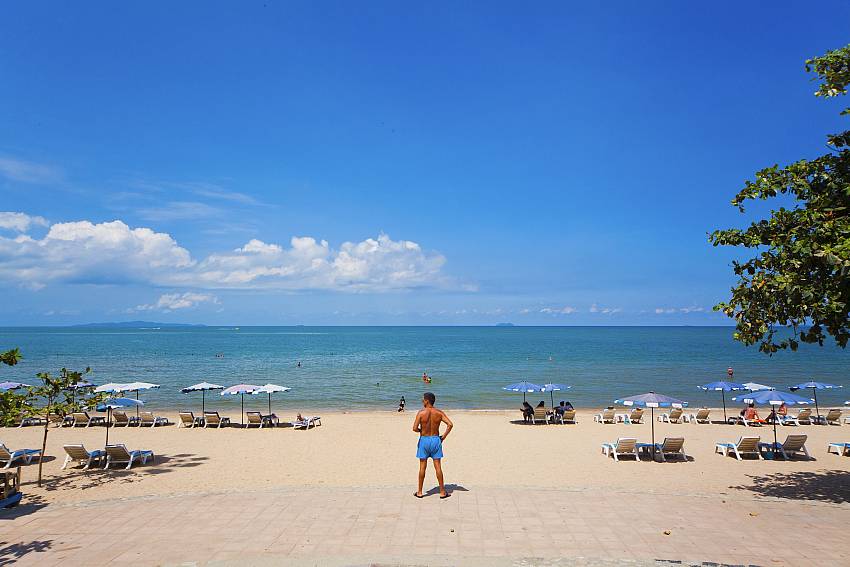 Small quiet beach near Nirvana Place on Pratumnak Hill Pattaya