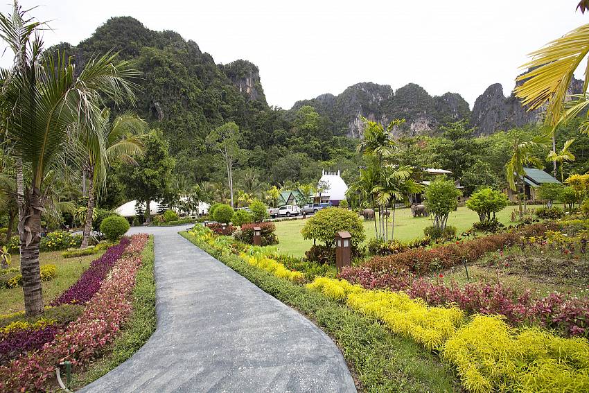 Park and Gardens_krabi_beachfront-resort-villa_suite-601_1-bed-suite_krabi_thailand