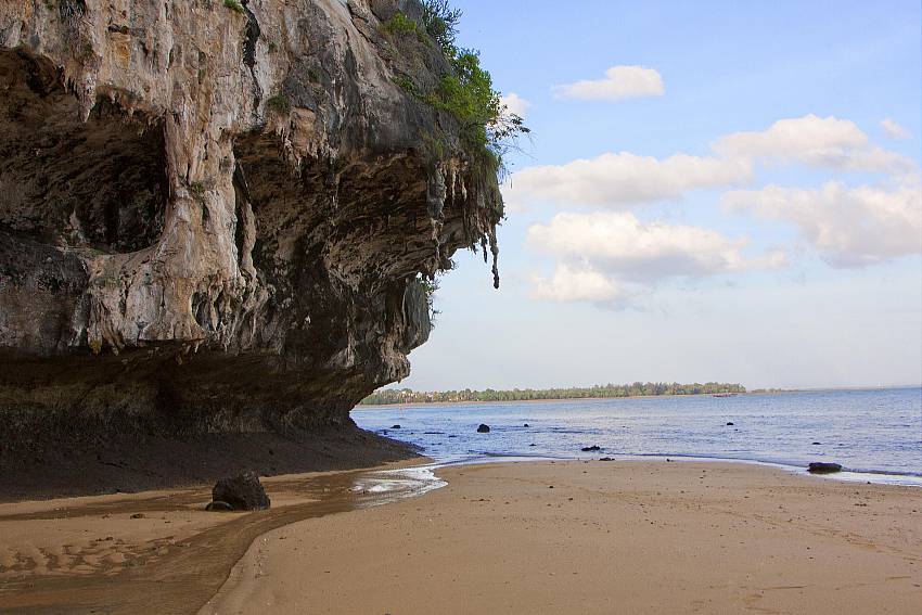 Limestone cliffs_krabi_beachfront-resort-villa_suite-601_1-bed-suite_krabi_thailand