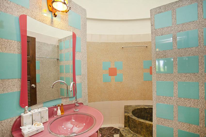 The Bathroom_krabi_beachfront-resort_family-villa_suite-401_2-bed-suite_krabi_thailand