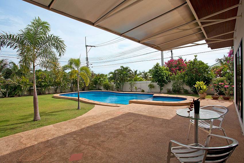 Covered patio_baan-hua-na_3-bedroom_private-pool-villa_large-garden_hua-hin_thailand