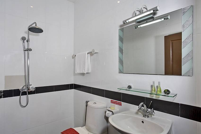 Bathroom with Shower of Baan Kinaree