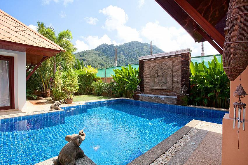 Pool Fountain_villa-fantasea_4-bedroom-property-with-estate-facilities-800m-from-kamala-beach