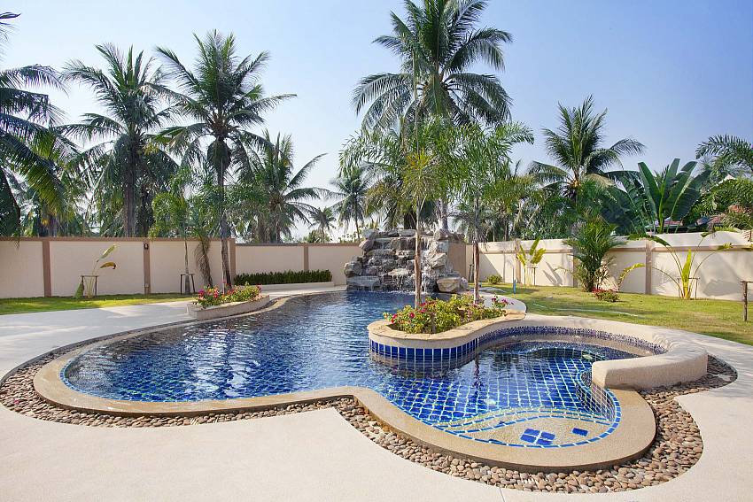 Pool with fountain and Jacuzzi seating_the-chase-8_4-bedroom-villa_private-pool_pattaya_thailand