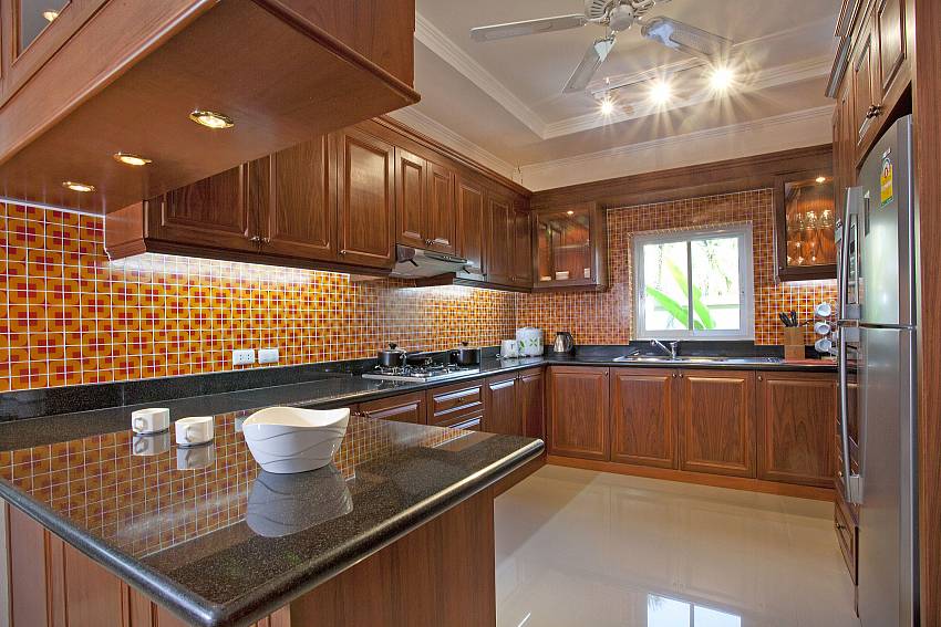 Modern Kitchen_the-chase-8_4-bedroom-villa_private-pool_pattaya_thailand