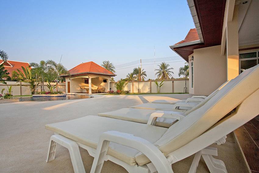 Patio_the-chase-8_4-bedroom-villa_private-pool_pattaya_thailand