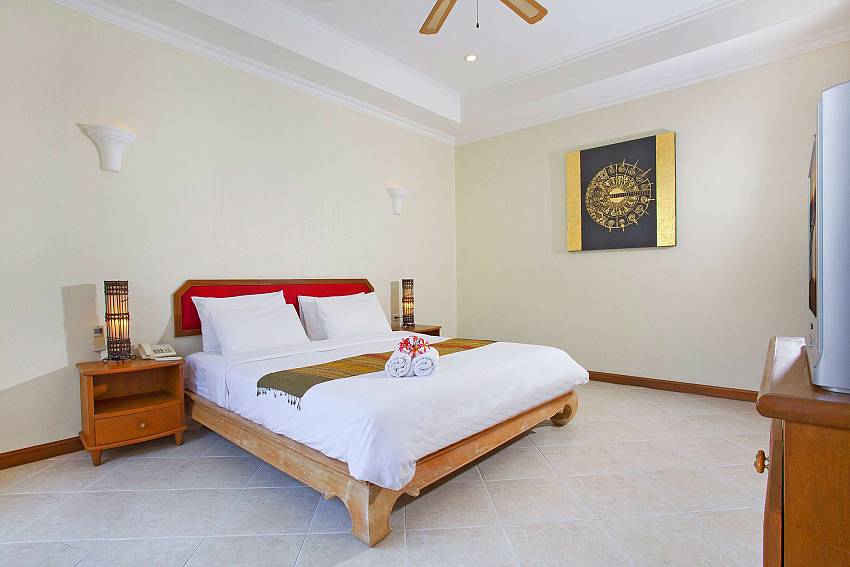 Spacious Master Bedroom-Pattaya luxury villa-Talay Villa 1
