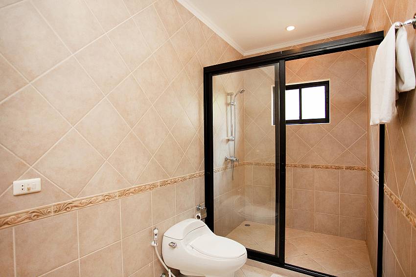 Modern Bathroom-Pattaya luxury villa-Talay Villa 1