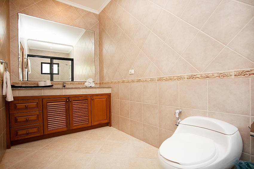 Comfortable Bathroom-Pattaya luxury villa-Talay Villa 1