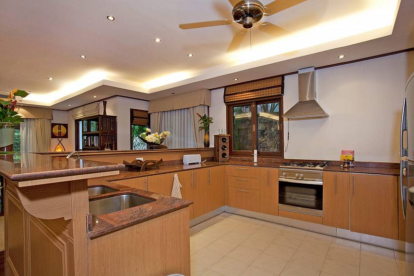 Excellent Modern Kitchen_baan-kep-tawan_5-+1-bedroom-villa-private-pool_laem-set-beach_koh-samui_thailand