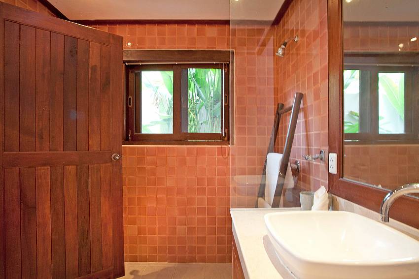 Modern Bathrooms_baan-kep-tawan_5-+1-bedroom-villa-private-pool_laem-set-beach_koh-samui_thailand