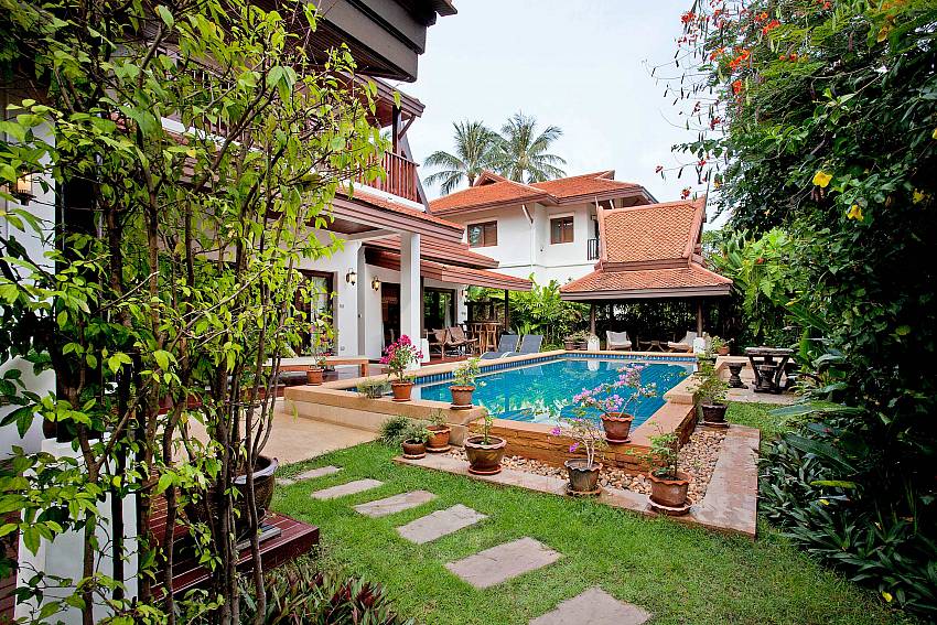 Well kept gardens_baan-kep-tawan_5-+1-bedroom-villa-private-pool_laem-set-beach_koh-samui_thailand