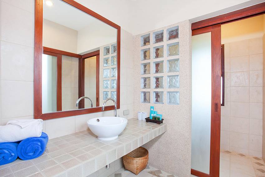 Bathroom_baan-kiaow_2-bedroom-villa_shared-infinity-pool_sea-views_ba-kantiang_koh lanta_thailand