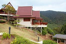 Вилла Baan Muang расположена на холме в тропических лесах джунглей в близи чистого пляжа 