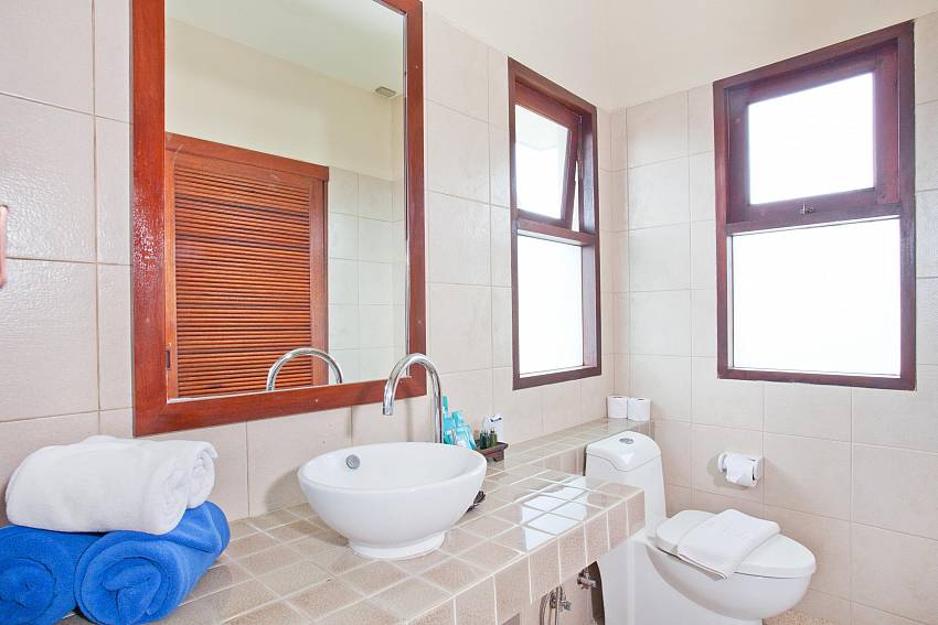 Western Style Bathrooms_baan-som_2-bedroom-villa_shared-infinity-pool_sea-views_ba-kantiang_koh lanta_thailand