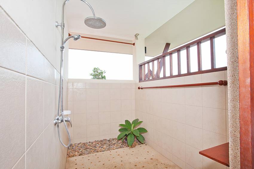Outside Showers_baan-som_2-bedroom-villa_shared-infinity-pool_sea-views_ba-kantiang_koh lanta_thailand