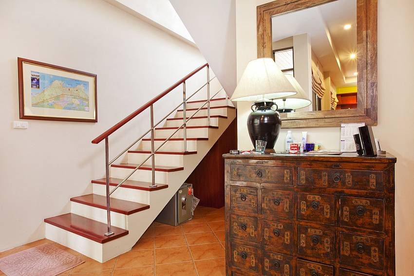 Stairs lead to the 3 upstairs bedrooms of Pattaya Jomtien Sunny Villa 